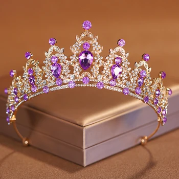 Невеста в фиолетовой короне со стразами на день рождения