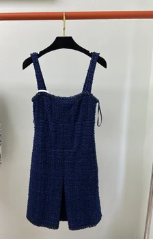 Темно-синяя юбка на подтяжках среднего фасона, соответствующая верхней одежде, подчеркивающая стройность верхней части тела и темперамент